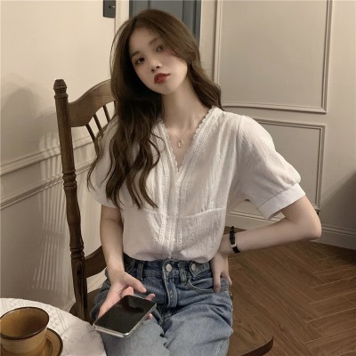 上衣夏女设计感V领蕾丝泡泡袖衬衫女夏季新款复古设计感白色衬衣图2